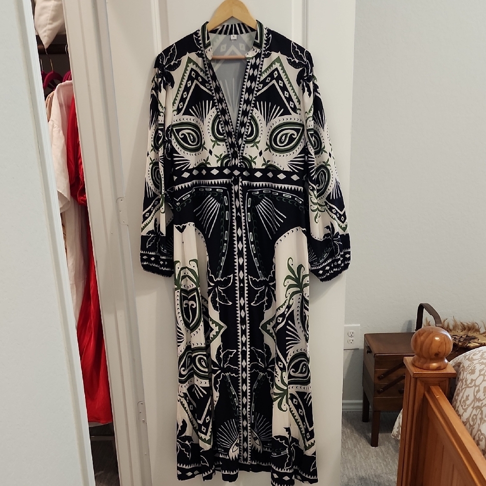 Source Unknown Black & Cream Maxi Dress with Green Motif